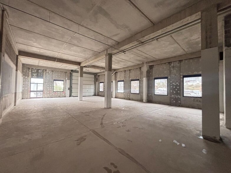 Flex in Vitrolles for lease - Interior Photo - Image 2 of 11