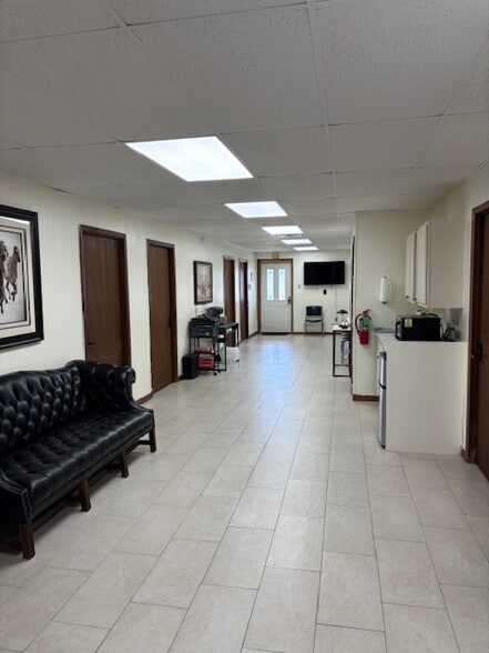 707-709 N Palestine St, Athens, TX for lease - Interior Photo - Image 2 of 46