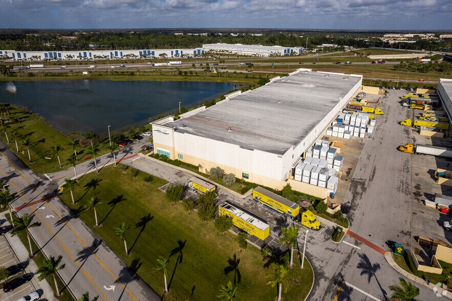 1333 N Jog Rd, West Palm Beach, FL à louer - Photo du bâtiment - Image 3 de 9