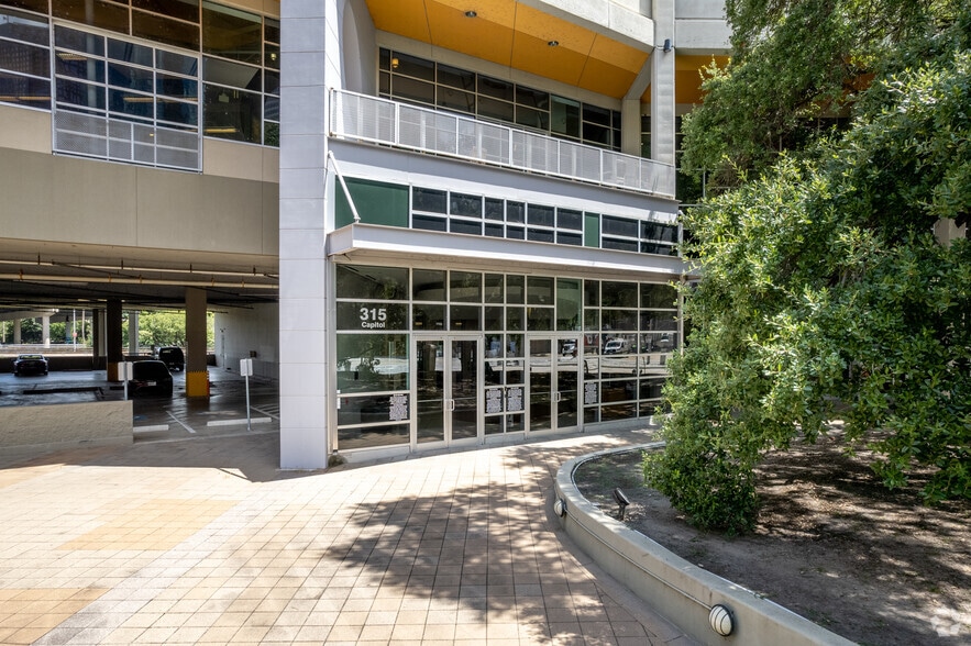 500 Texas St, Houston, TX à louer - Photo du bâtiment - Image 3 de 7