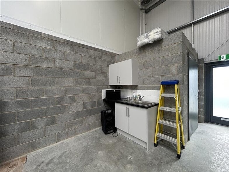 11 Cherry Farm Close, Malton for lease - Building Photo - Image 3 of 5