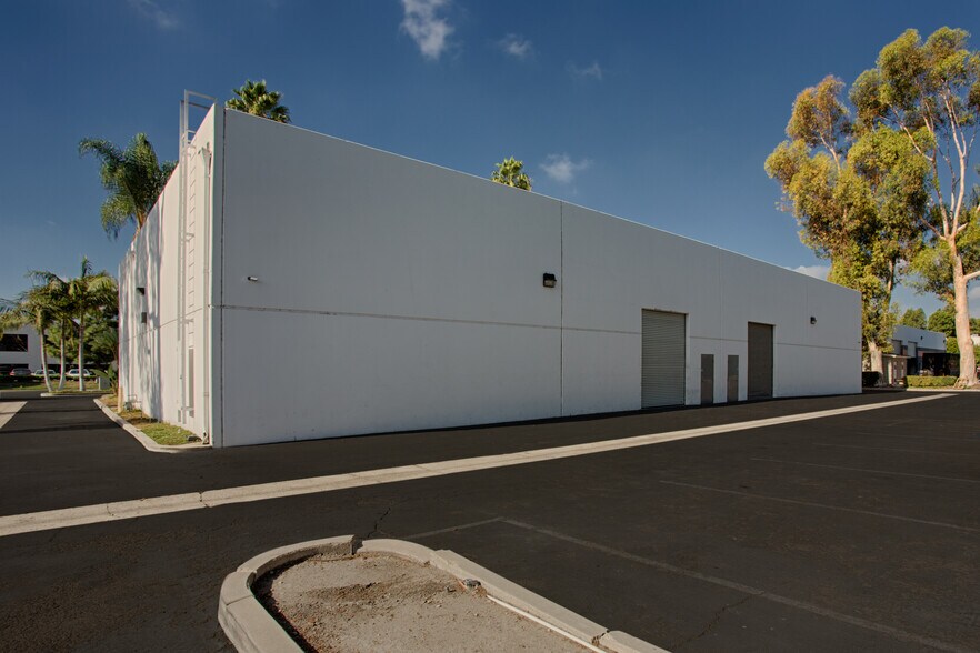 2661 Dow Ave, Tustin, CA à louer - Photo du bâtiment - Image 3 de 6
