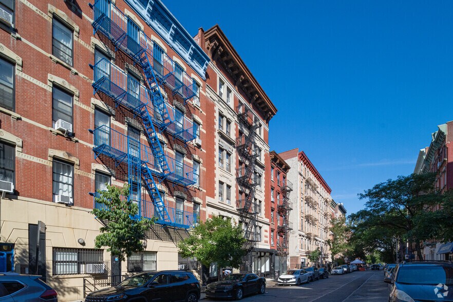 170-172 E 2nd St, New York, NY à louer - Photo du bâtiment - Image 3 de 4