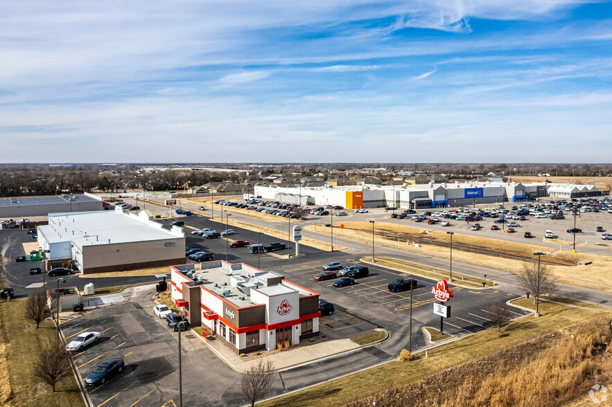 511 Windward Dr, Newton, KS for lease - Building Photo - Image 2 of 16