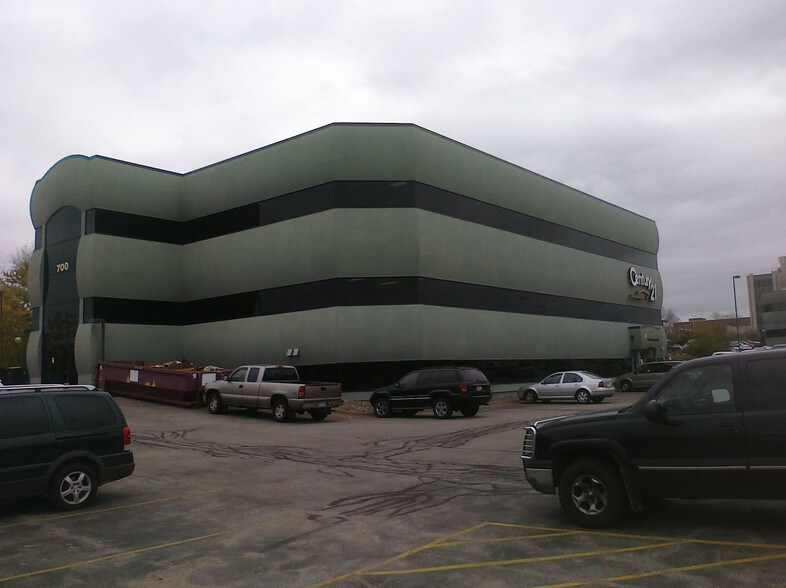 700 N 3rd St, La Crosse, WI à louer - Photo du bâtiment - Image 3 de 17