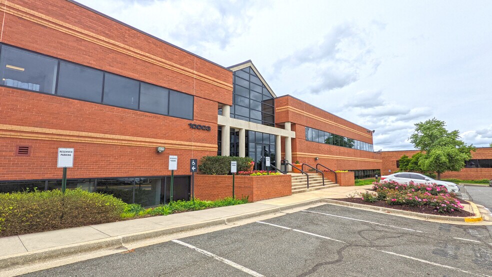 10003 Derekwood Ln, Lanham, MD à louer - Photo du bâtiment - Image 2 de 18