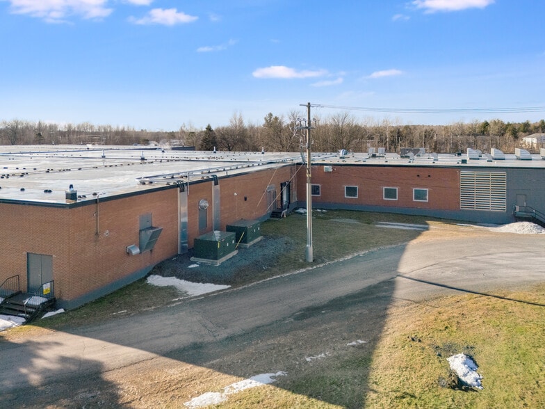 135 Rue Dean, Cowansville, QC à louer - Photo du bâtiment - Image 2 de 4