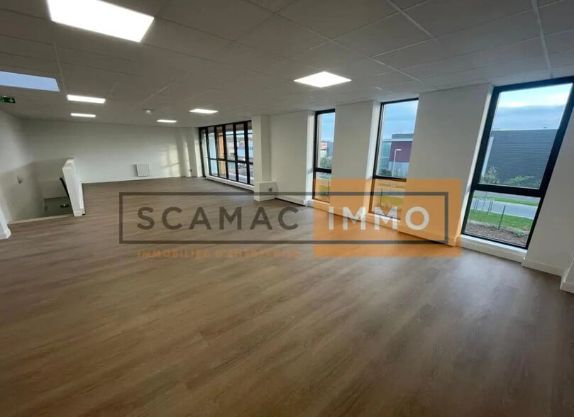 Industrial in Collégien for lease - Building Photo - Image 1 of 9