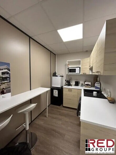 Office in Aix-en-Provence for lease - Building Photo - Image 3 of 9