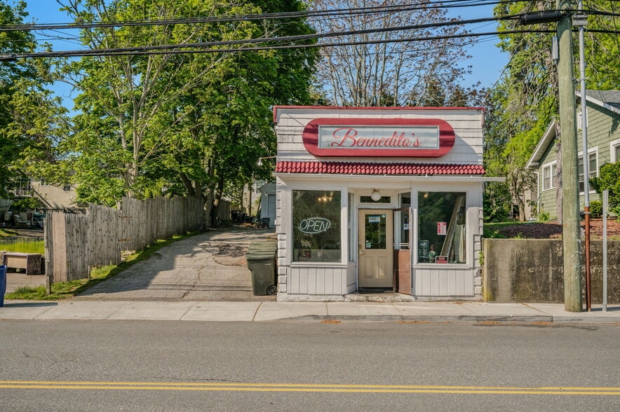 233 Poquonnock Rd, Groton, CT for sale - Building Photo - Image 3 of 9