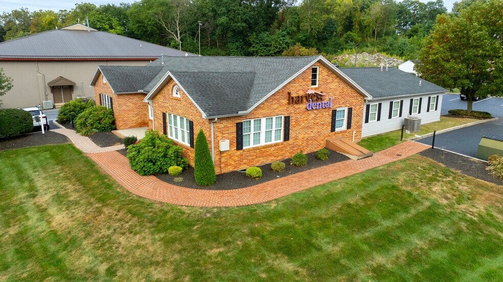 250 N Reading Rd, Ephrata, PA à vendre - Photo du bâtiment - Image 2 de 25