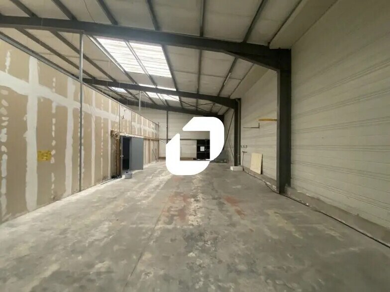 Flex in Magny-en-Vexin for lease - Interior Photo - Image 3 of 6