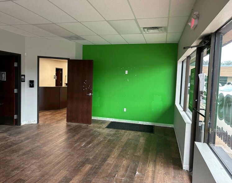 247-257 S Coltrane Rd, Edmond, OK for lease - Interior Photo - Image 2 of 6