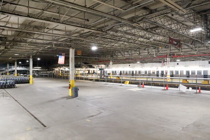 49-10 27th St, Long Island City, NY à louer - Photo du bâtiment - Image 3 de 7