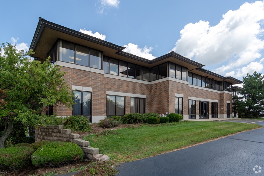 N27W23960 Paul Rd, Pewaukee, WI à vendre - Photo du bâtiment - Image 3 de 12