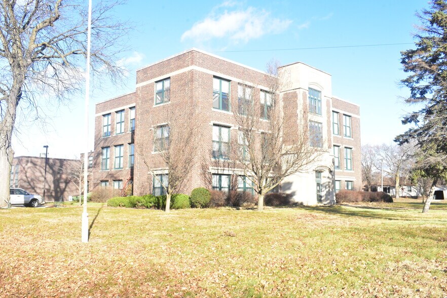 200 E Arlington St, Waterloo, IA à vendre - Photo du bâtiment - Image 2 de 28