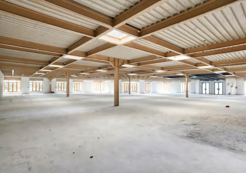 Flex in Croissy-Beaubourg for lease - Interior Photo - Image 3 of 5