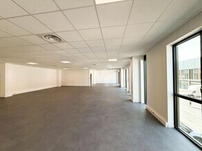 Avenue Jeanne Garnerin, Wissous for lease Interior Photo- Image 2 of 8