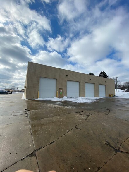 6475 19 1/2 Mile Rd, Sterling Heights, MI à vendre - Photo du bâtiment - Image 2 de 13