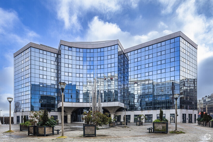 18 Avenue Des Olympiades, Fontenay-sous-Bois for lease - Primary Photo - Image 1 of 4