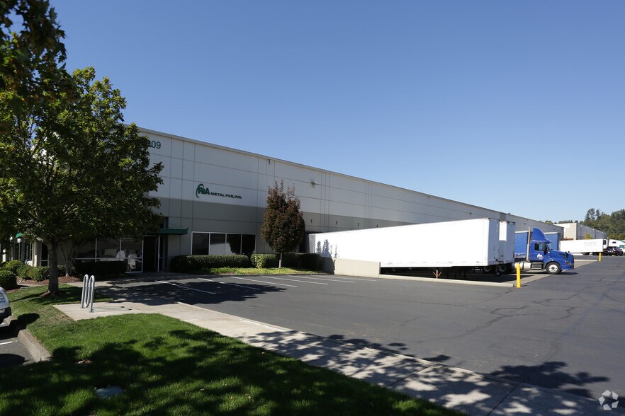 13009 SE Jennifer St, Clackamas, OR for lease - Building Photo - Image 2 of 2