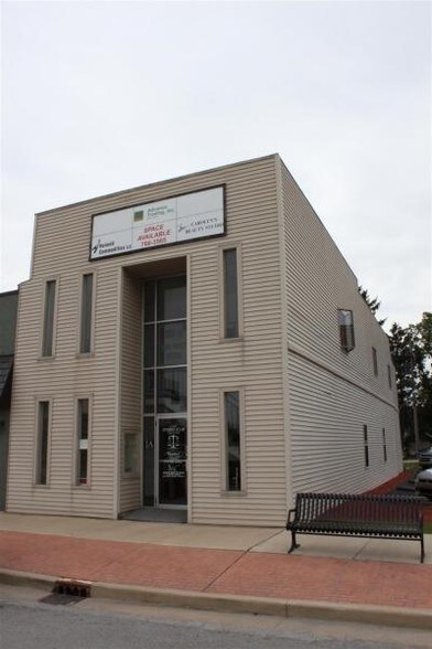 209-211 S Main St, Kouts, IN à louer - Photo du bâtiment - Image 2 de 4