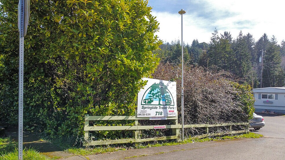 718 F St, Coos Bay, OR à vendre - Photo du bâtiment - Image 3 de 12