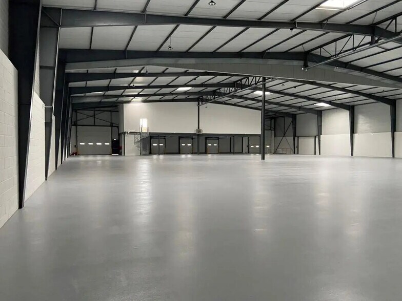 Flex in Le Blanc-Mesnil for lease - Interior Photo - Image 1 of 10