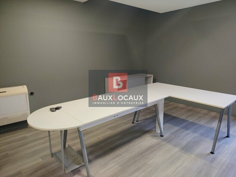 Office in Istres for lease - Interior Photo - Image 3 of 5