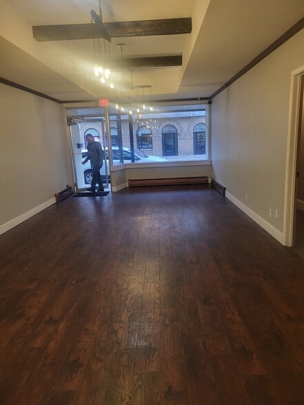 541-549 Pine St, Burlington, WI à vendre - Hall d’entrée - Image 3 de 24