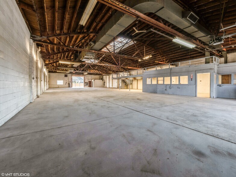 3527 N Milwaukee Ave Portfolio portefeuille de 2 propriétés à vendre sur LoopNet.ca - Photo du bâtiment - Image 2 de 11