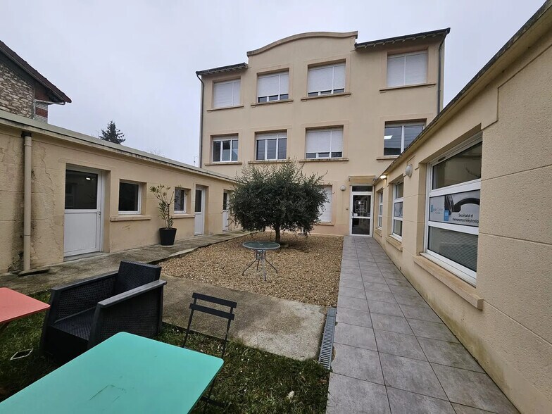 Office in Melun for sale - Building Photo - Image 2 of 9