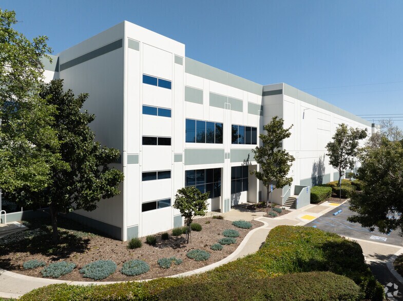 3800 E Philadelphia St, Ontario, CA à louer - Photo du bâtiment - Image 3 de 8