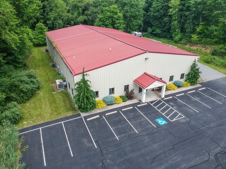 703 Commerce Ave, New Castle, PA à vendre - Photo du bâtiment - Image 2 de 19