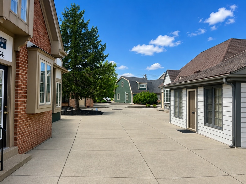 8401 Claude Thomas Rd, Franklin, OH à vendre - Photo du bâtiment - Image 2 de 9