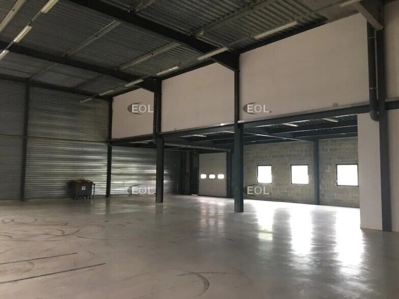 Flex in Taverny for lease - Interior Photo - Image 3 of 5