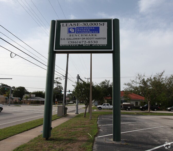 298 S Yonge St, Ormond Beach, FL à vendre - Photo du bâtiment - Image 3 de 15