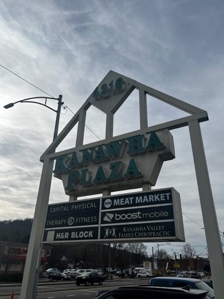 4216 Maccorkle Ave SE, Charleston, WV à louer - Photo du bâtiment - Image 2 de 6