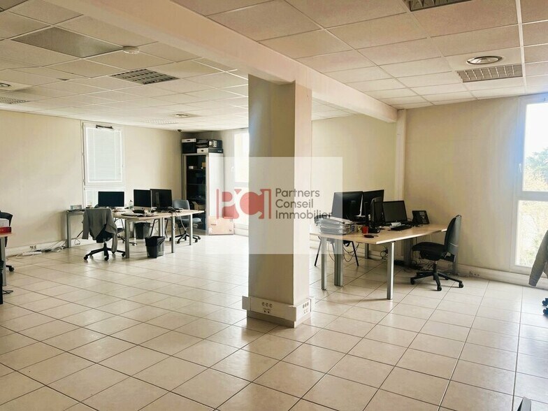 Office in Nîmes for lease - Interior Photo - Image 1 of 3