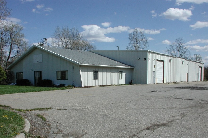 46001 Grand River Ave, Novi, MI à louer - Photo du bâtiment - Image 2 de 9