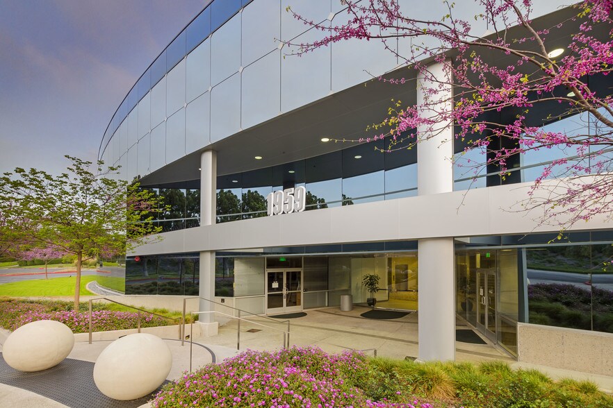 1959 Palomar Oaks Way, Carlsbad, CA à louer - Photo du bâtiment - Image 2 de 13