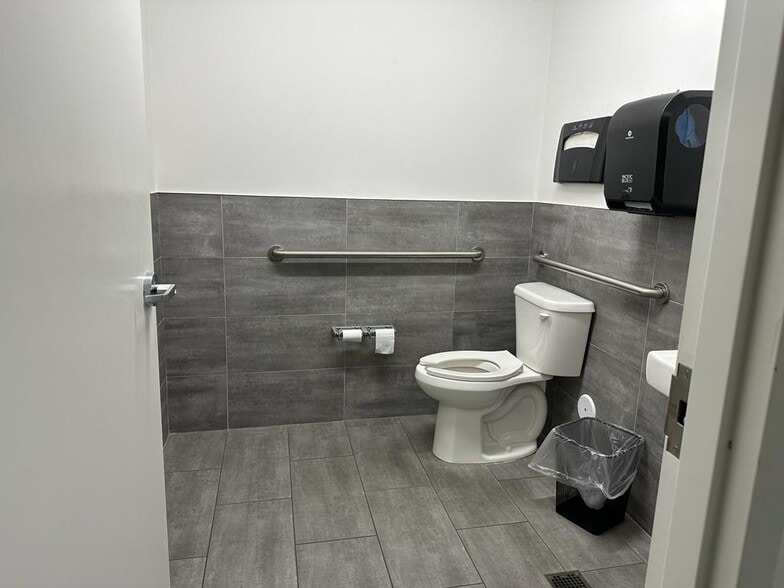 12301 NW 112 Ave, Medley, FL for lease - Interior Photo - Image 3 of 10