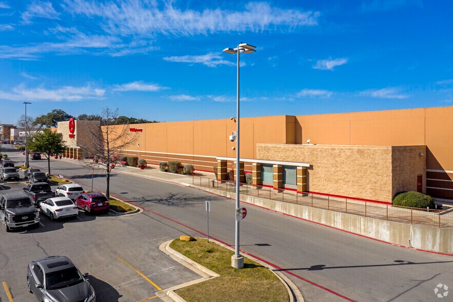 3227 SE Military Dr, San Antonio, TX à louer - Photo du bâtiment - Image 2 de 42