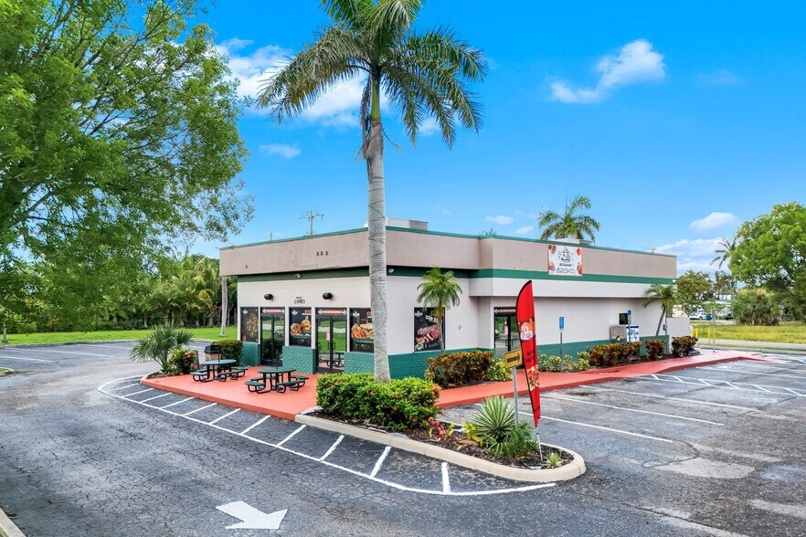 10493 Stringfellow Rd, Saint James City, FL à vendre - Photo du bâtiment - Image 2 de 36