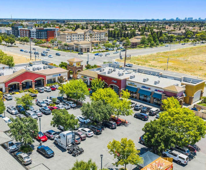 Westlake Village Shopping Center portfolio of 2 properties for sale on LoopNet.ca - Building Photo - Image 3 of 6
