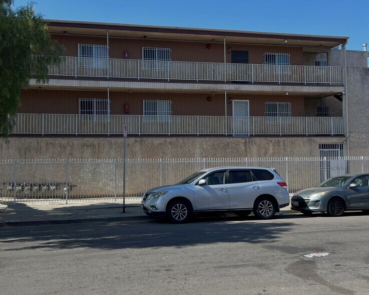 7001-7005 S Main St, Los Angeles, CA à vendre - Photo du bâtiment - Image 2 de 15