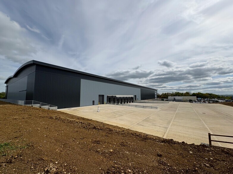 100 Latham Rd, Swindon à louer - Photo du bâtiment - Image 3 de 3