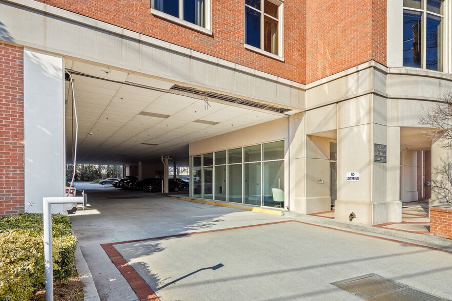 532 E Paces Ferry Rd NE, Atlanta, GA for lease - Building Photo - Image 3 of 14