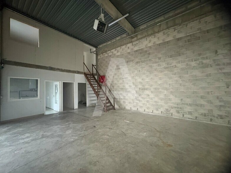 2 Rue De La Noue Guimante, Saint-Thibault-des-Vignes for lease - Interior Photo - Image 3 of 9