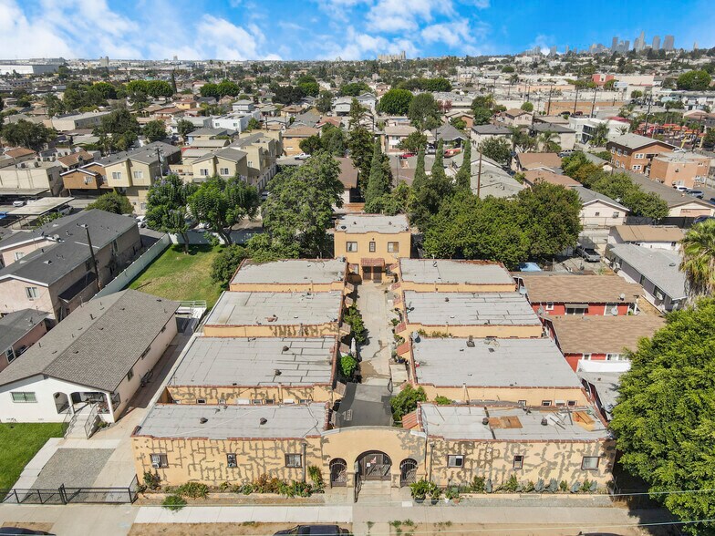 943 S Bonnie Beach Pl, Los Angeles, CA à vendre - Photo du bâtiment - Image 1 de 8